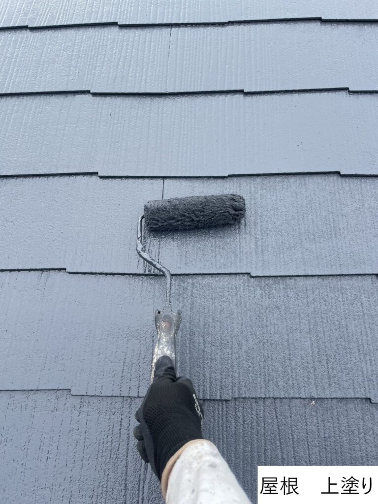 屋根の上塗りを行います。<br />
塗料の性能を十分に発揮させるためには、上塗りの塗装が必要不可欠です。